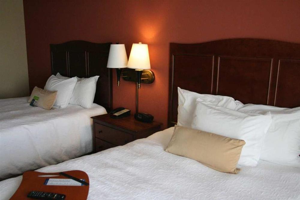 Hampton Inn Derby-Wichita Southeast Стая снимка